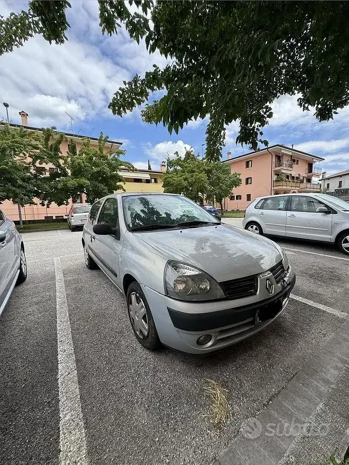 Usata Renault Clio II 58 CV (42 kW) 2004 Grigio Berlina