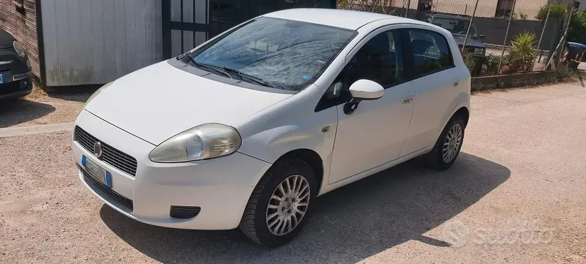 Usata Fiat Grande Punto 77 CV (56 kW) 2009 Bianco Utilitaria