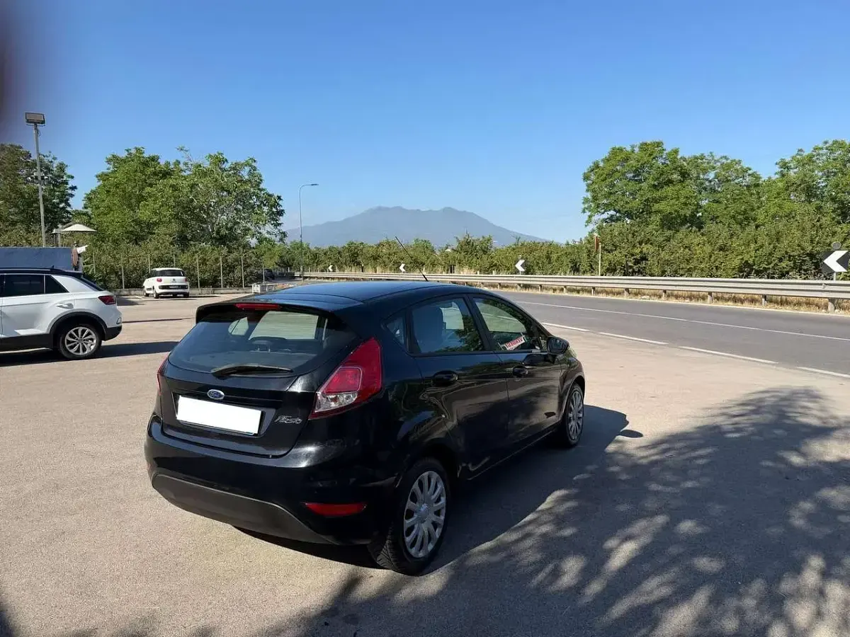 Usata Ford Fiesta 75 CV (55 kW) 2015 Nero Utilitaria