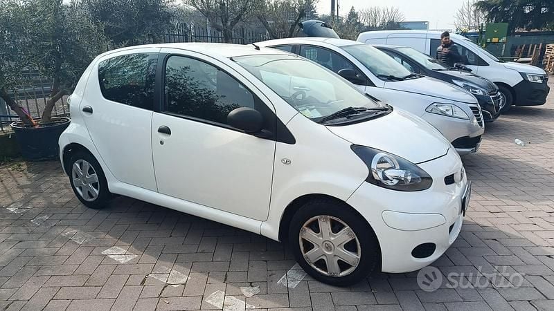 Usata Toyota Aygo 67 CV (49 kW) 2011 Bianco Utilitaria