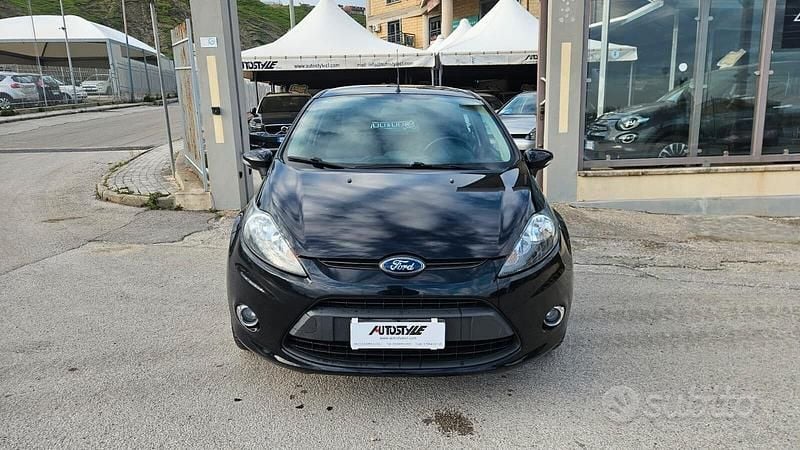 Usata Ford Fiesta Titanium 70 CV (51 kW) 2012 Nero Utilitaria