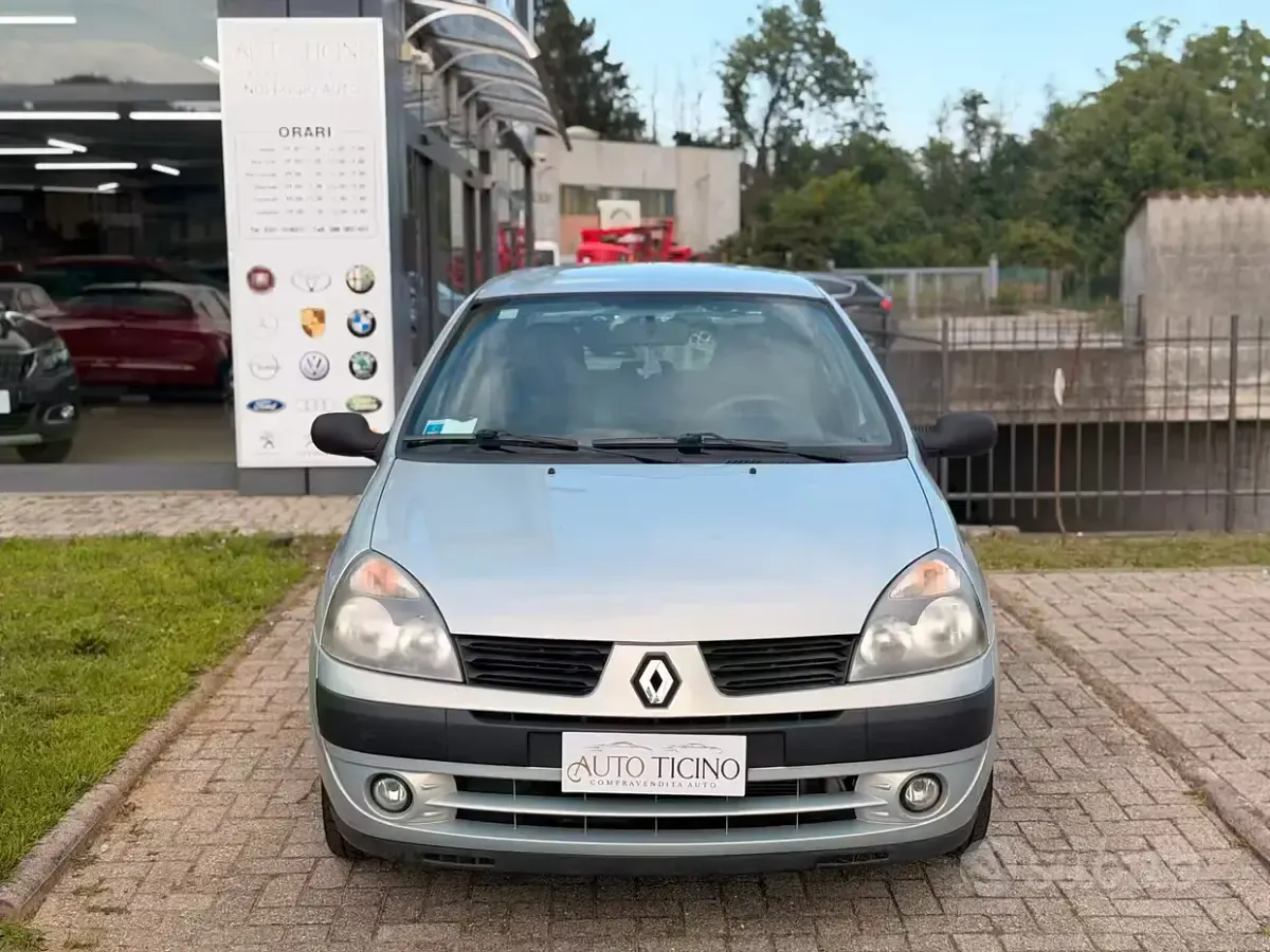 Usata Renault Clio II Dynamique 75 CV (55 kW) 2004 Grigio Berlina