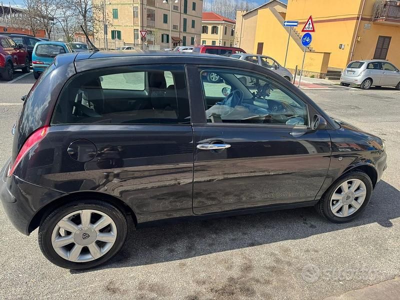 Usata Lancia Ypsilon 70 CV (51 kW) 2004 Nero Utilitaria