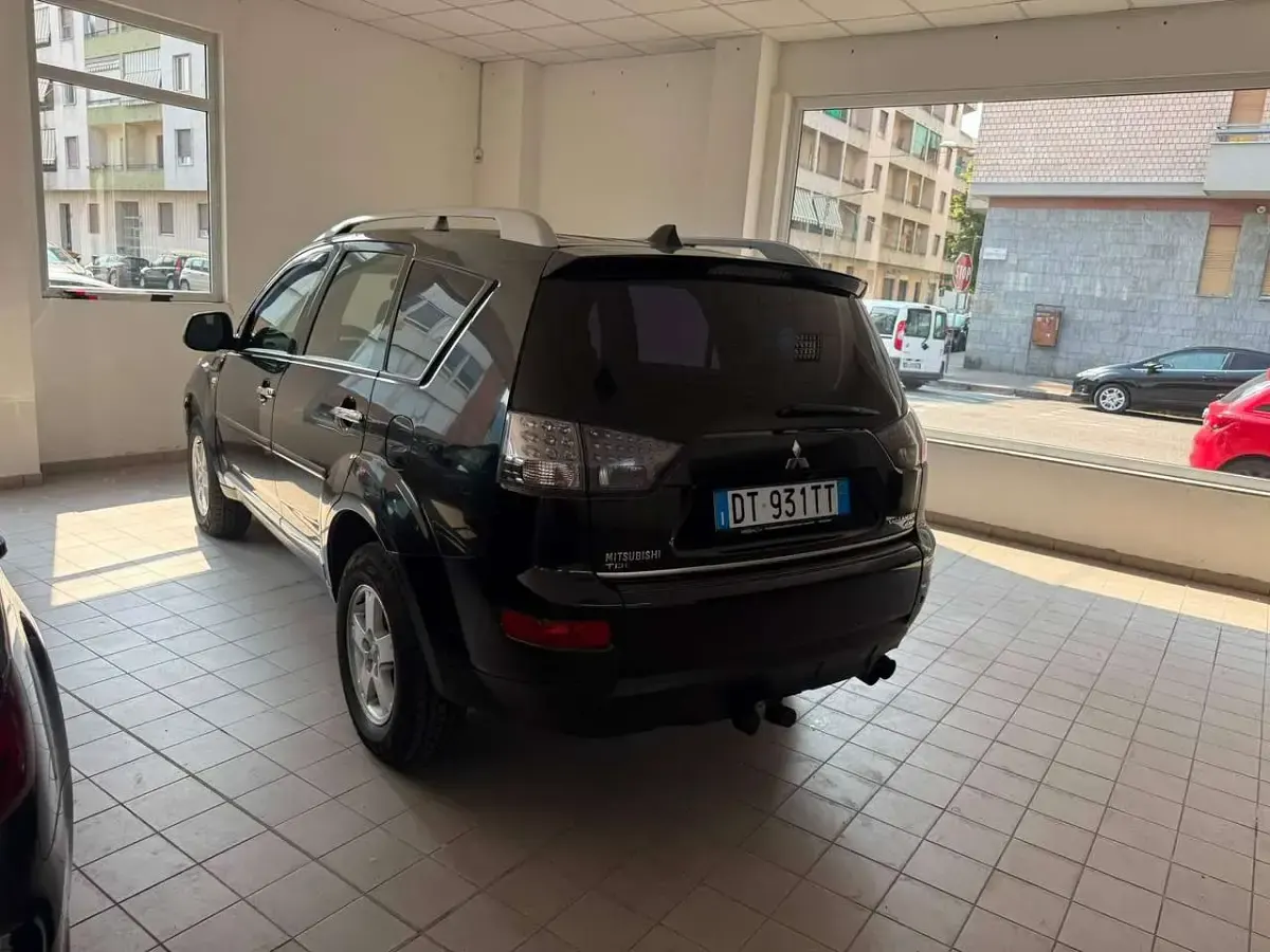 Usata Mitsubishi Outlander Invite 140 CV (102 kW) 2009 Nero SUV