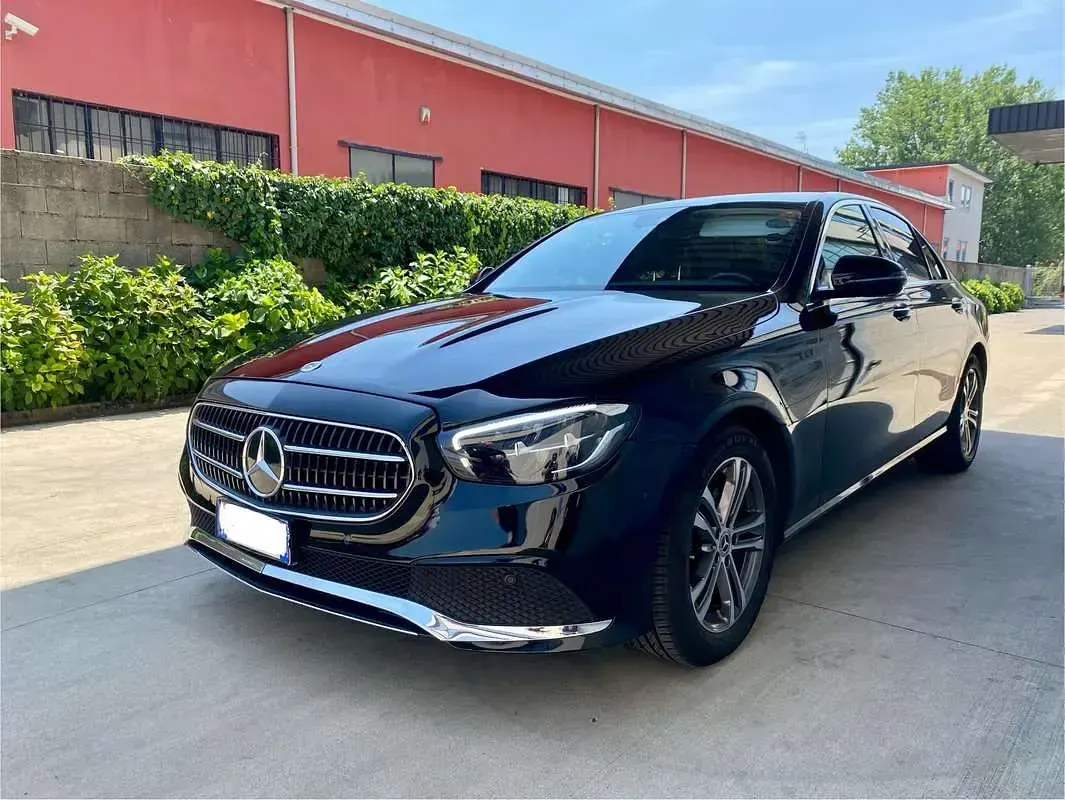Usata Mercedes E200 Business 160 CV (117 kW) 2022 Nero Berlina