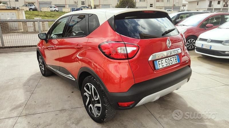 Usado Renault Captur Iconic 110 CV (80 kW) 2016 Rojo SUV