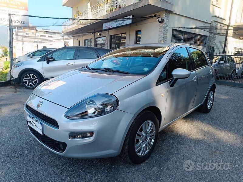 Argento Usata 2013 Fiat Punto Lounge Due volumi | 5000 € (Buon prezzo) - Immagine 1/4
