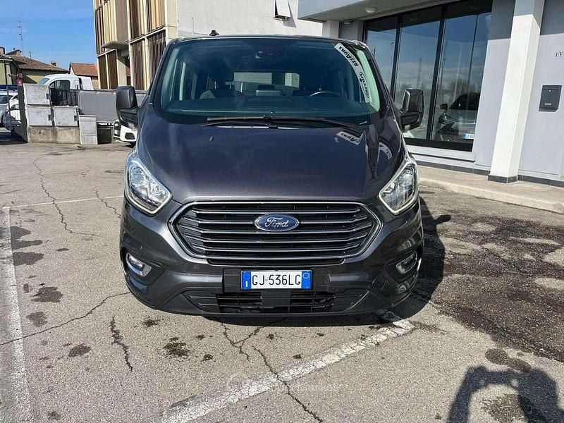 Usata Ford Tourneo Titanium 131 CV (96 kW) 2022 Meteor gray Monovolume