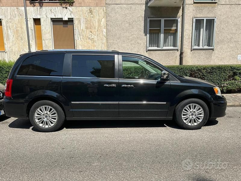 Nero Usata 2013 Lancia Voyager Monovolume | 8000 € (Cara) - Immagine 1/4