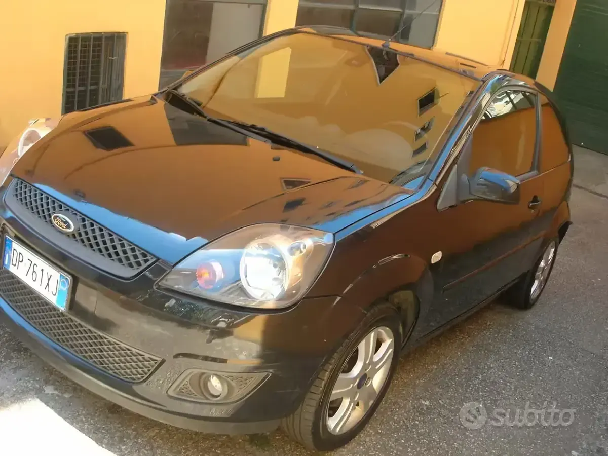 Usata Ford Fiesta 75 CV (55 kW) 2008 Grigio Utilitaria