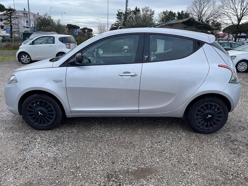 Usata Lancia Ypsilon 69 CV (50 kW) 2015 Argento Utilitaria