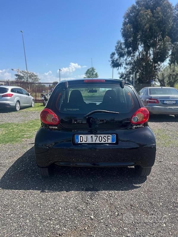 Usata Toyota Aygo 68 CV (50 kW) 2007 Nero Utilitaria
