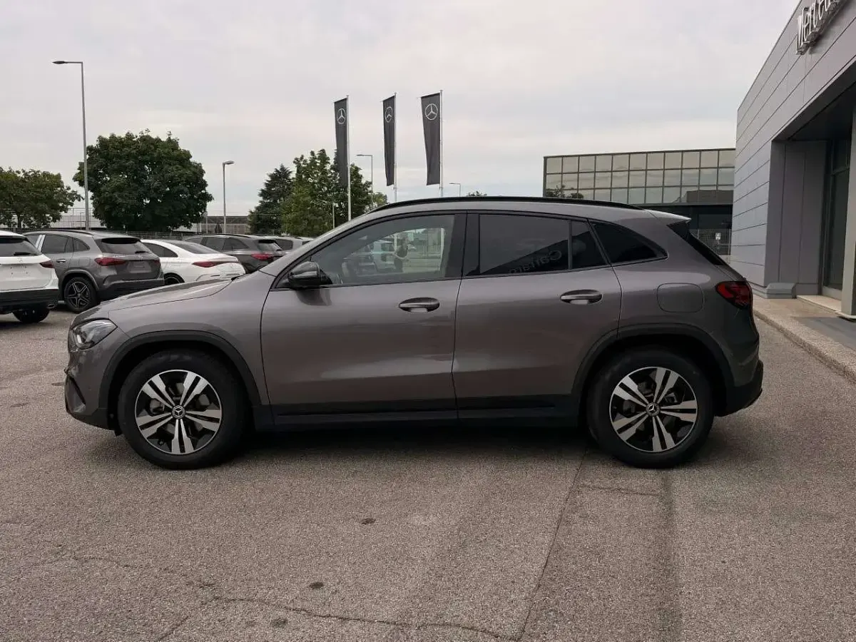 Nuova Mercedes GLA200 150 CV (110 kW) 2026 Grigio montagna SUV