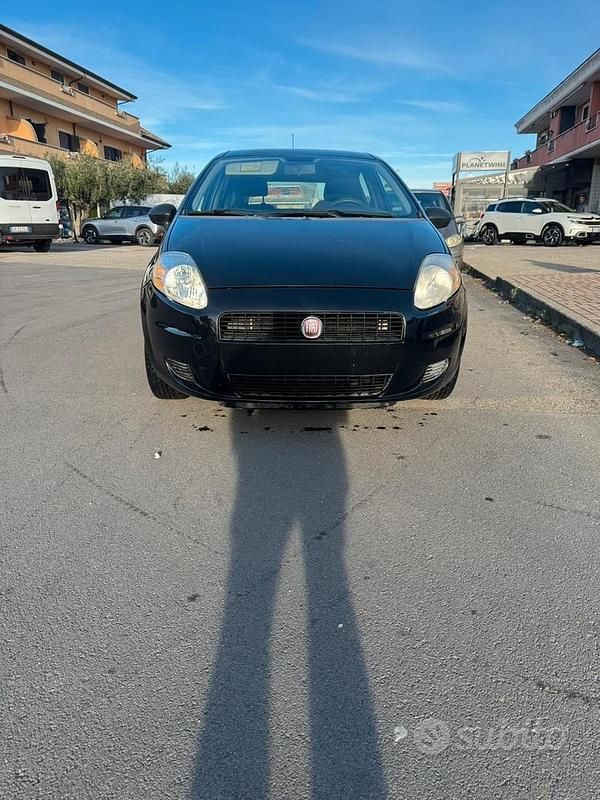Nero Usata 2010 Fiat Grande Punto Due volumi | 2990 € (Buon prezzo) - Immagine 1/4