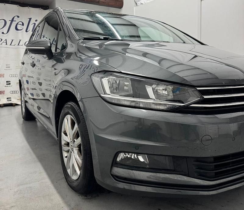 Usado VW Touran Executive 115 CV (84 kW) 2019 Plateado Monovolumen