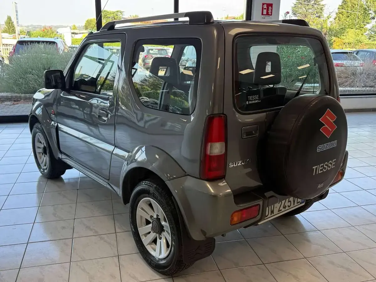 Usata Suzuki Jimny 86 CV (63 kW) 2009 Grigio SUV