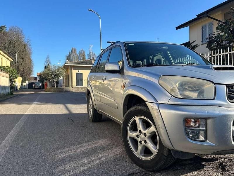 Usata Toyota RAV4 116 CV (85 kW) 2001 Argento SUV