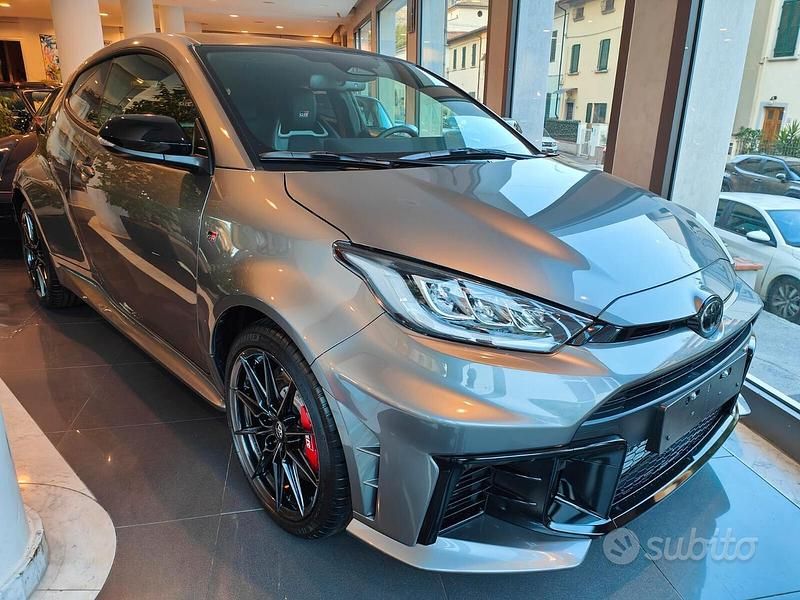 Usata Toyota Yaris 280 CV (205 kW) 2024 Grigio Utilitaria