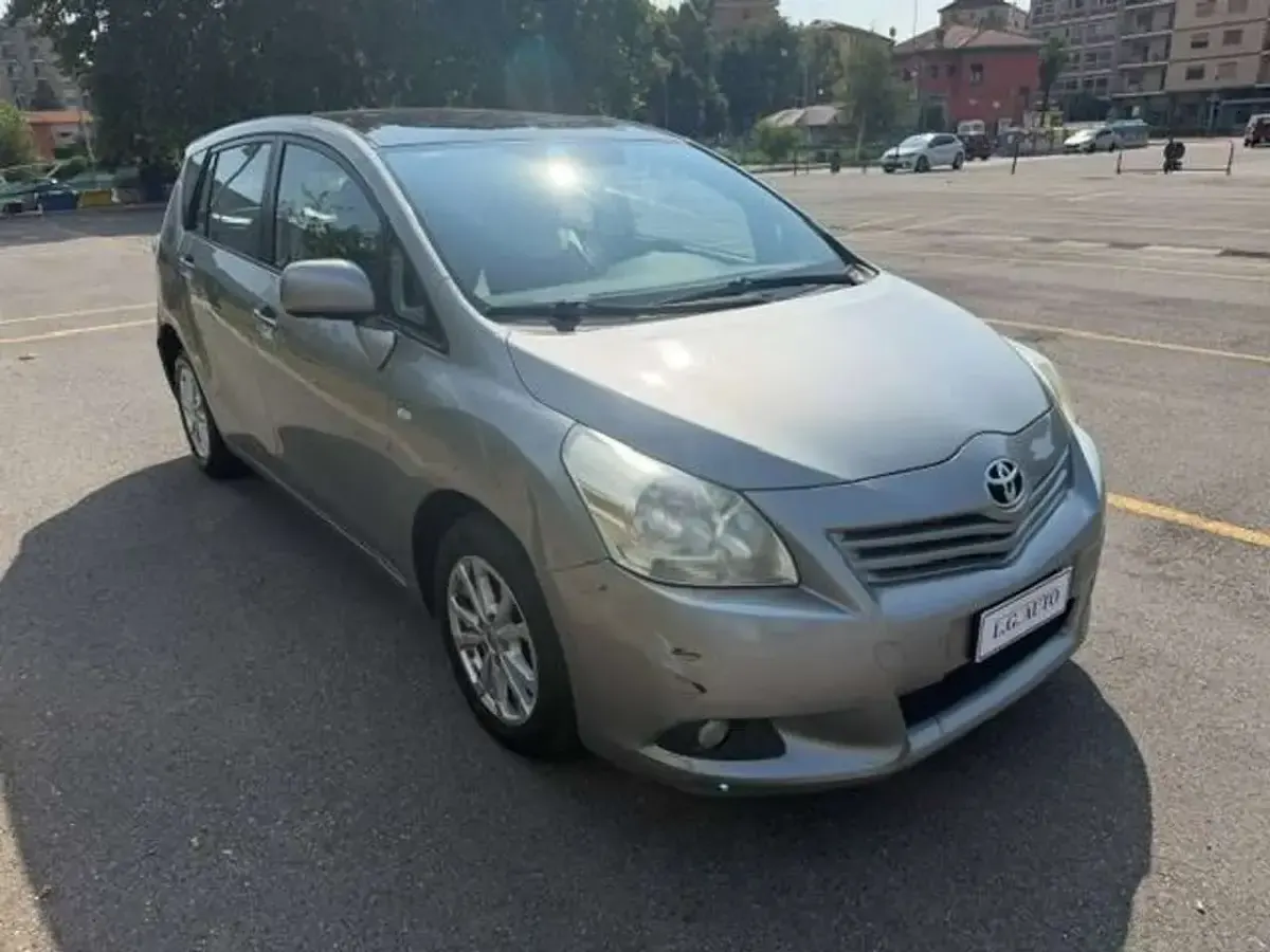 Usata Toyota Verso Sol 126 CV (92 kW) 2011 Argento Monovolume