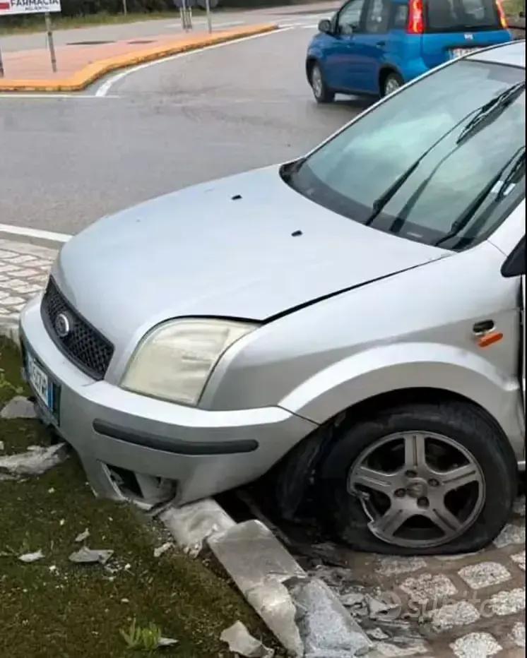 Usata Ford Fusion 68 CV (50 kW) 2004 Grigio Utilitaria