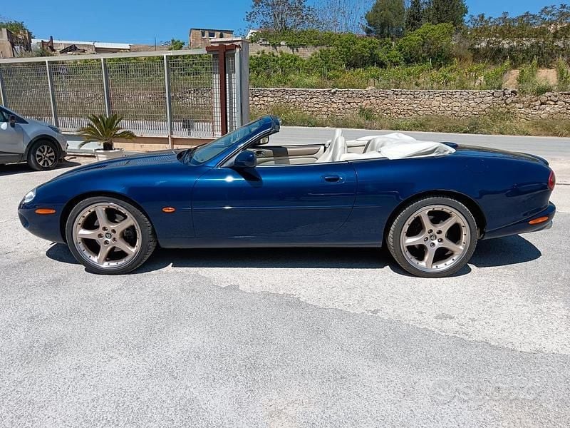Usata Jaguar XKR 363 CV (266 kW) 2000 Blu Cabrio
