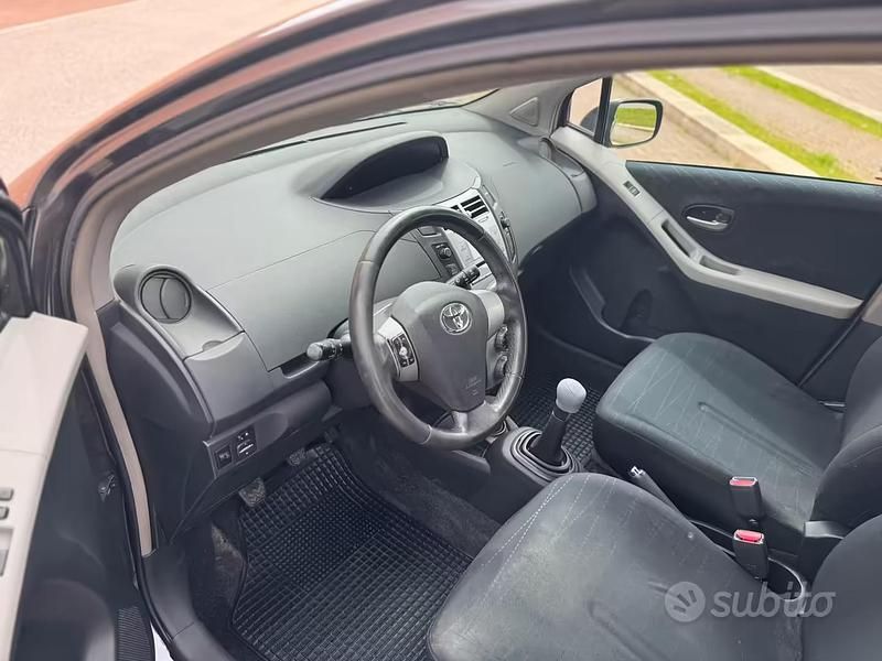 Usata Toyota Yaris 90 CV (66 kW) 2008 Grigio Utilitaria
