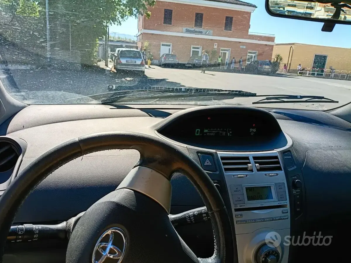 Usata Toyota Yaris 90 CV (66 kW) 2008 Grigio Utilitaria