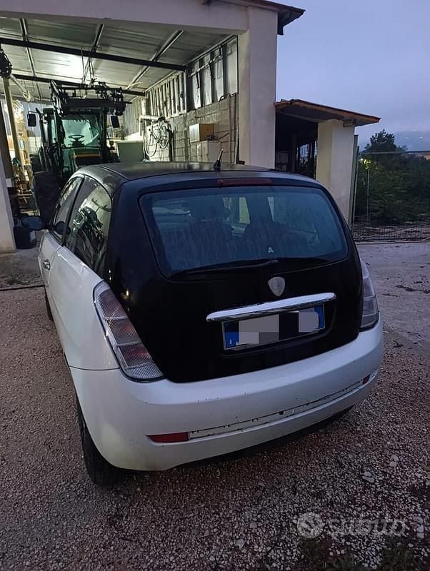 Usata Lancia Ypsilon 70 CV (51 kW) 2004 Bianco Utilitaria