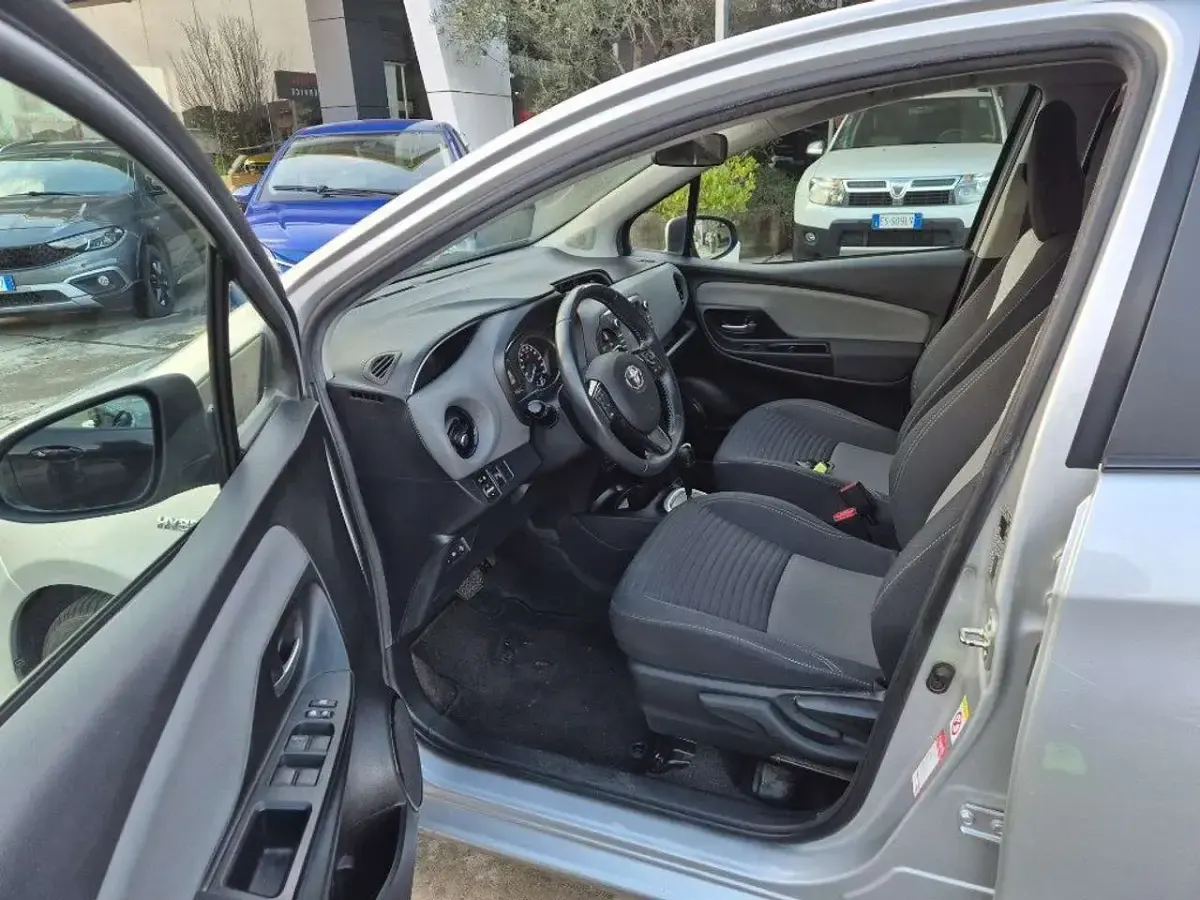 Usata Toyota Yaris Hybrid Active 73 CV (53 kW) 2019 Argento Berlina