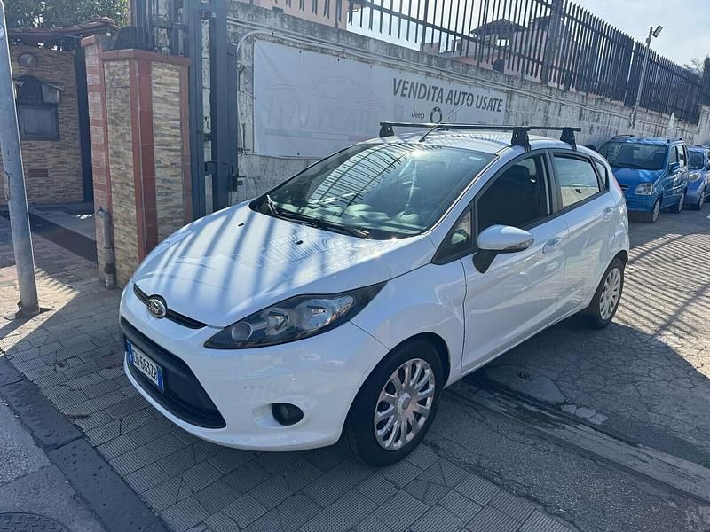 Usata Ford Fiesta Titanium 97 CV (71 kW) 2011 Bianco Utilitaria