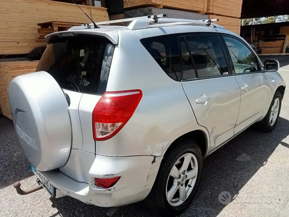 Usata Toyota RAV4 136 CV (100 kW) 2007 Grigio SUV