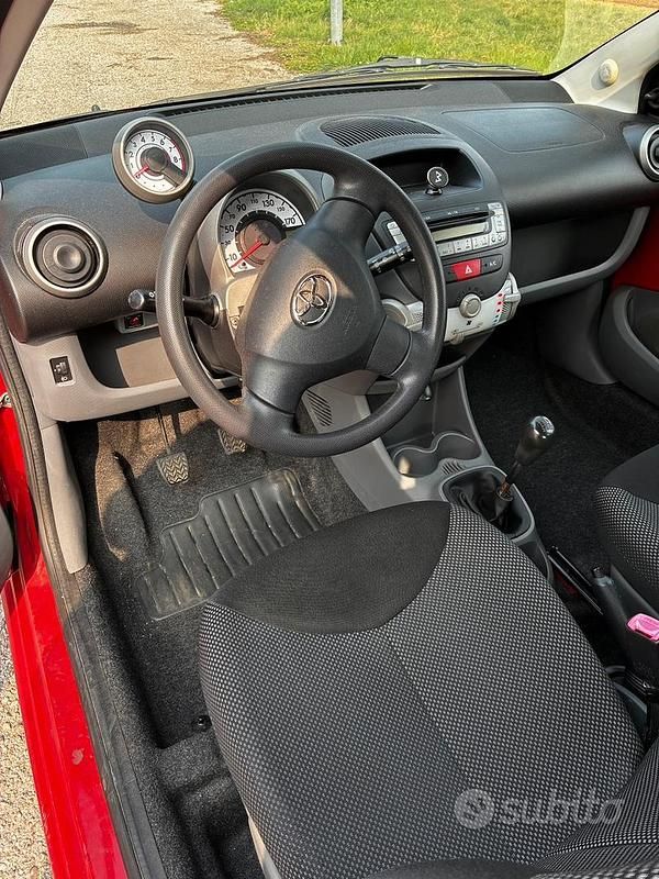 Usata Toyota Aygo 68 CV (50 kW) 2010 Rosso Utilitaria