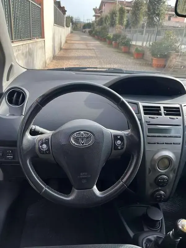 Usata Toyota Yaris Sol 90 CV (66 kW) 2009 Grigio Utilitaria