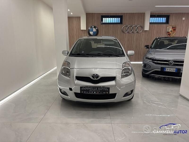 Grigio Usata 2010 Toyota Yaris Tre volumi | 5990 € (Buon prezzo) - Immagine 1/4