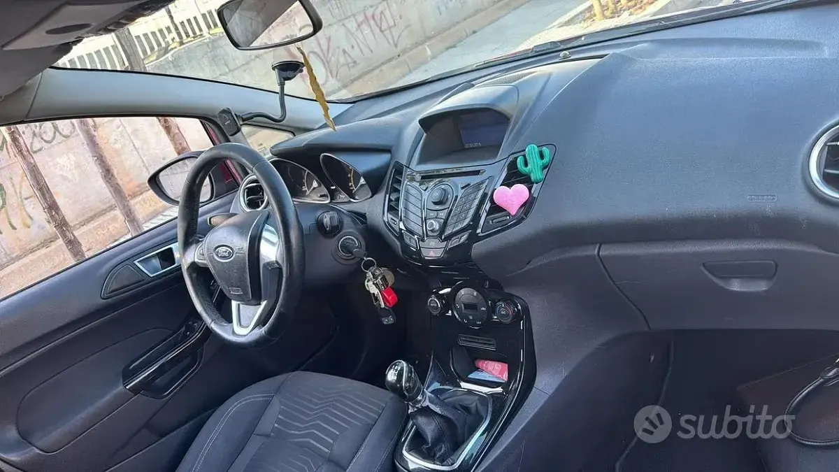 Usata Ford Fiesta 75 CV (55 kW) 2014 Rosso Utilitaria
