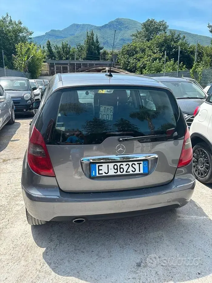 Usata Mercedes A180 Avantgarde 109 CV (80 kW) 2011 Grigio Berlina