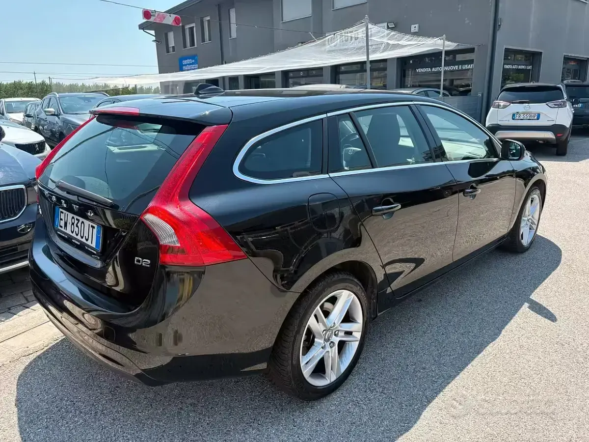 Usata Volvo V60 Momentum 115 CV (84 kW) 2014 Nero Station wagon