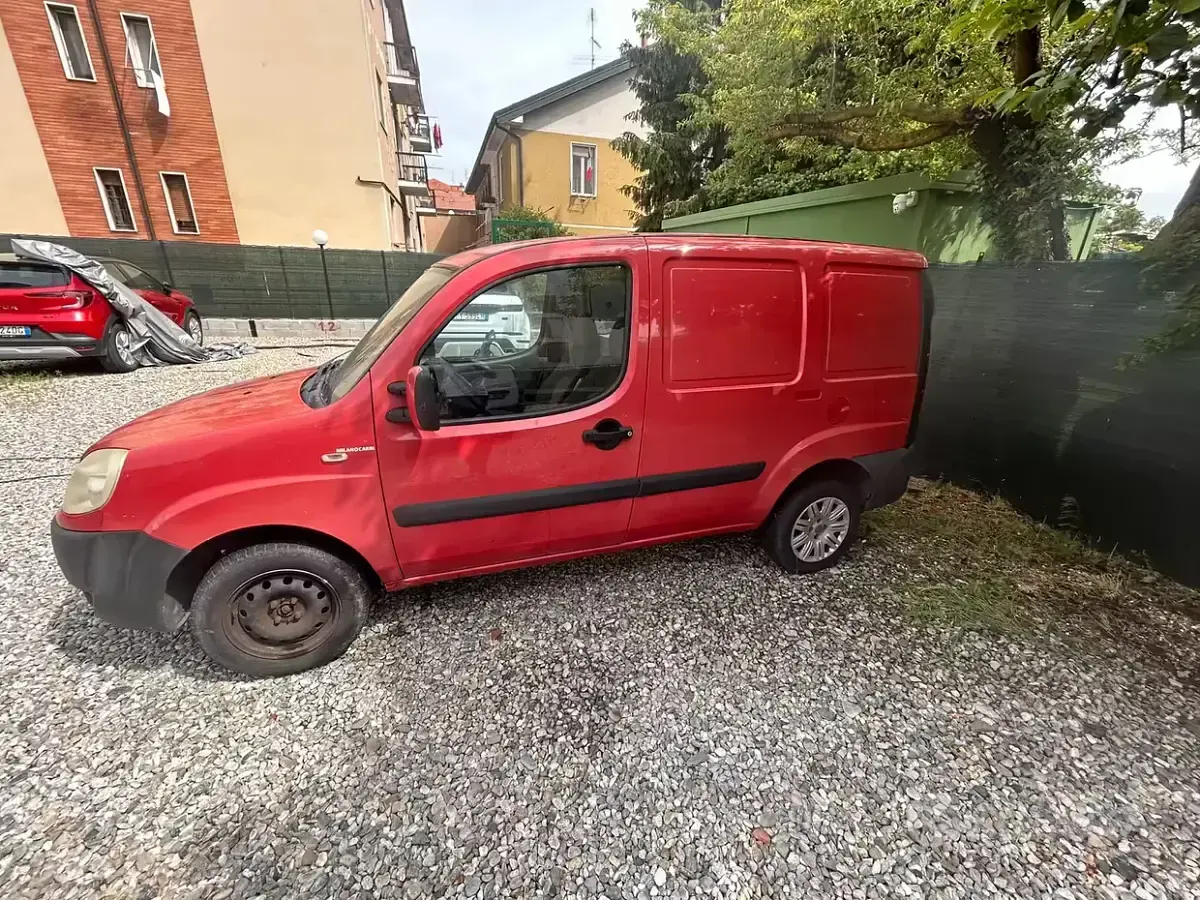 Käytetty Fiat Doblò 103 HP (75 kW) 2009 Punainen Tila-auto