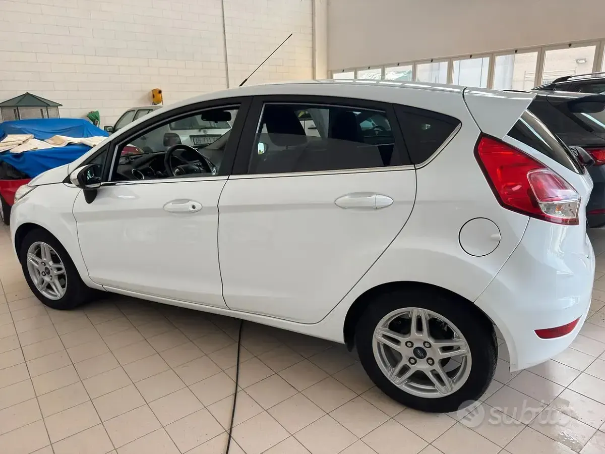 Usata Ford Fiesta Titanium 95 CV (69 kW) 2014 Bianco Utilitaria