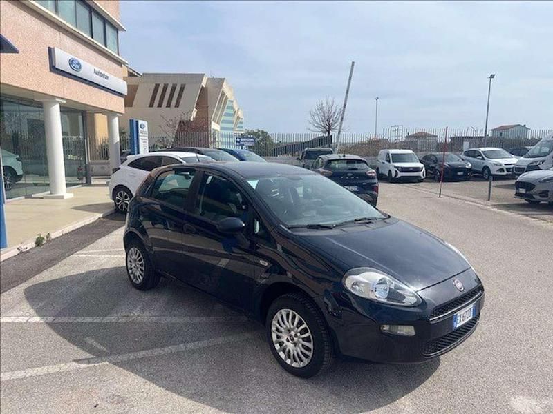 Usata Fiat Punto Lounge 69 CV (50 kW) 2015 Nero metallizzato Utilitaria