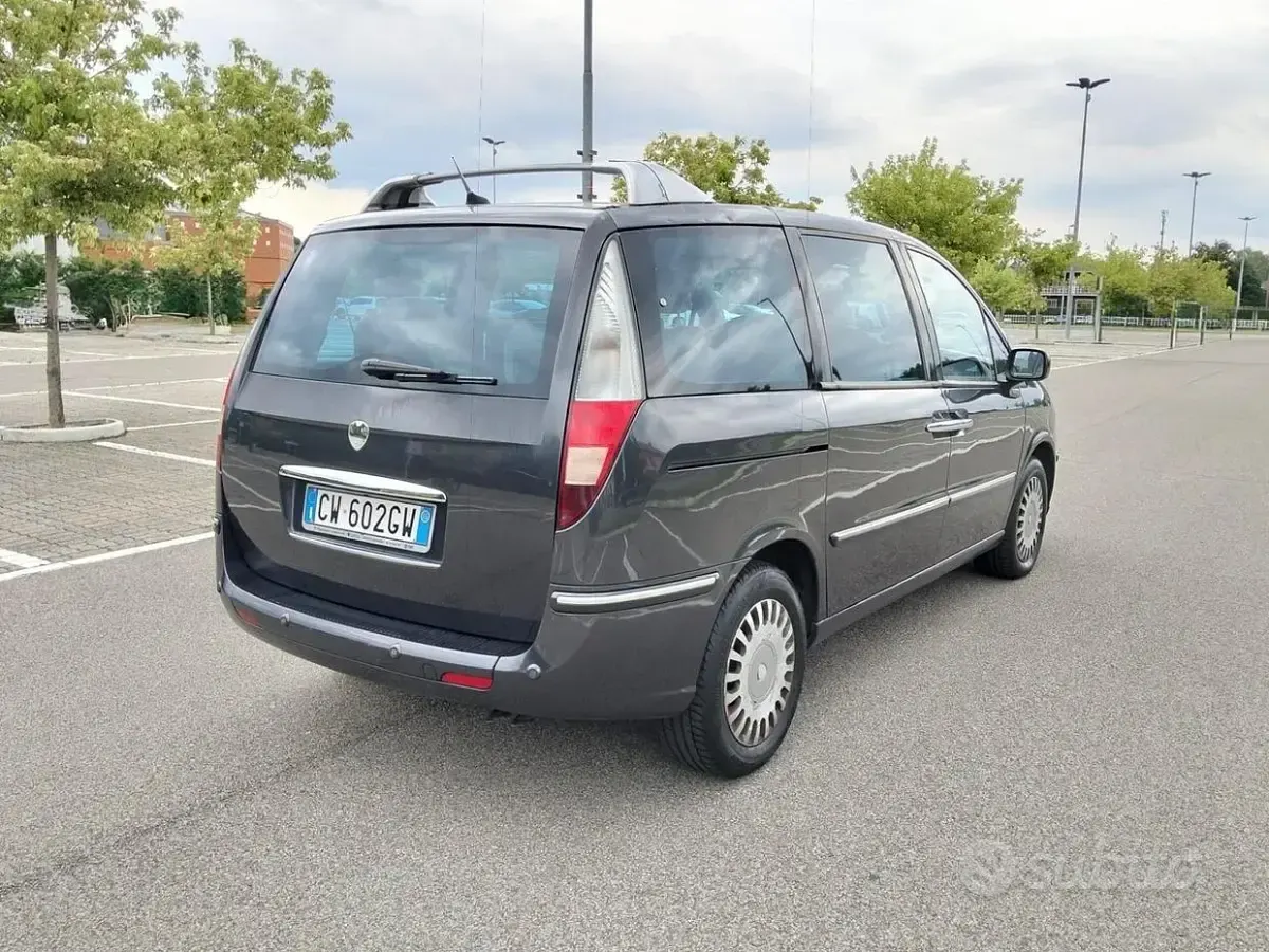 Usata Lancia Phedra 128 CV (94 kW) 2005 Grigio Monovolume