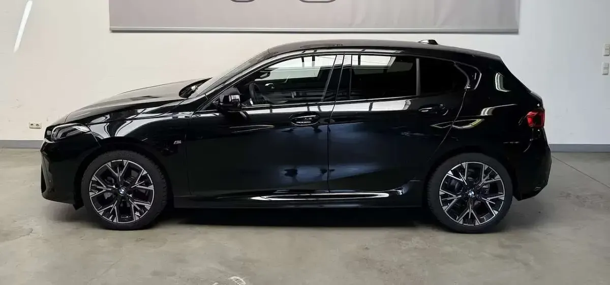 Begagnad BMW 118 M Sport 150 HK (110 kW) 2025 Svart Halvkombi