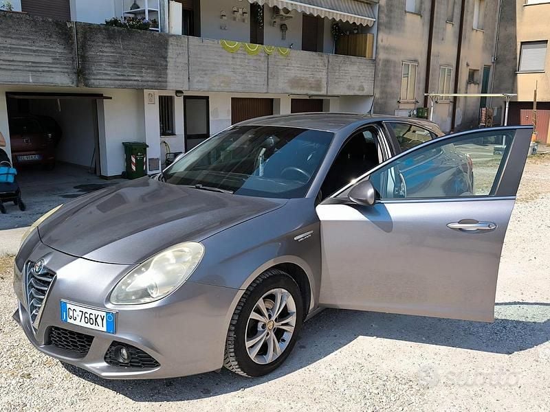 Grigio Usata 2010 Alfa Romeo Giulietta Tre volumi | 5000 € (Ottimo prezzo) - Immagine 1/4