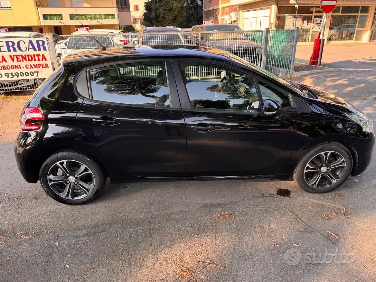 Usata Peugeot 208 68 CV (50 kW) 2014 Blu Utilitaria