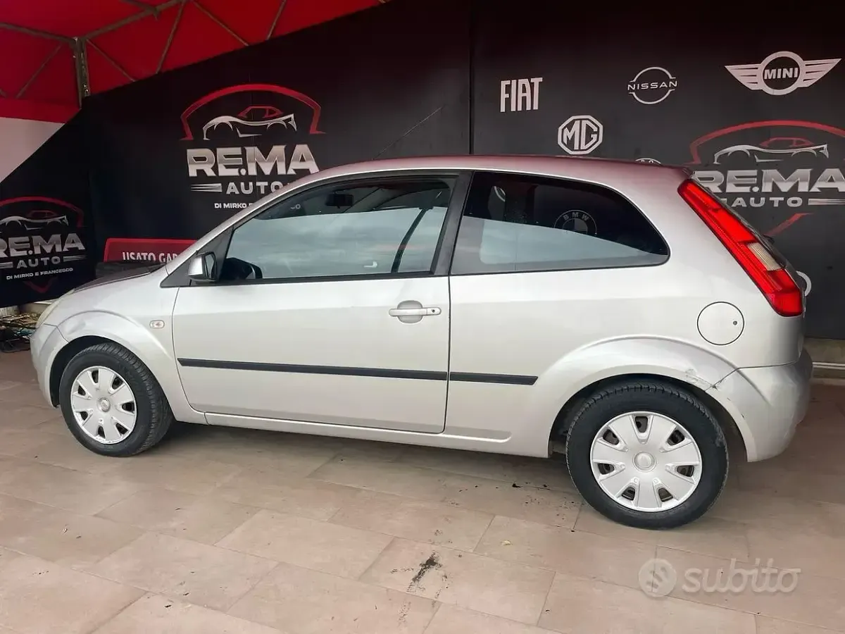 Usata Ford Fiesta Ghia 68 CV (50 kW) 2005 Grigio Utilitaria