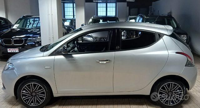 Usata Lancia Ypsilon Gold 69 CV (50 kW) 2021 Grigio Utilitaria