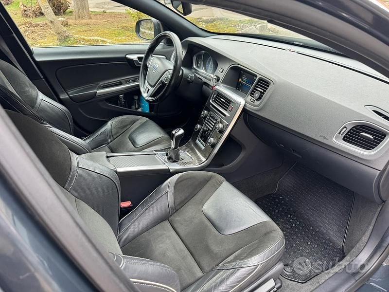 Usata Volvo V60 R-Design 120 CV (88 kW) 2016 Grigio Station wagon