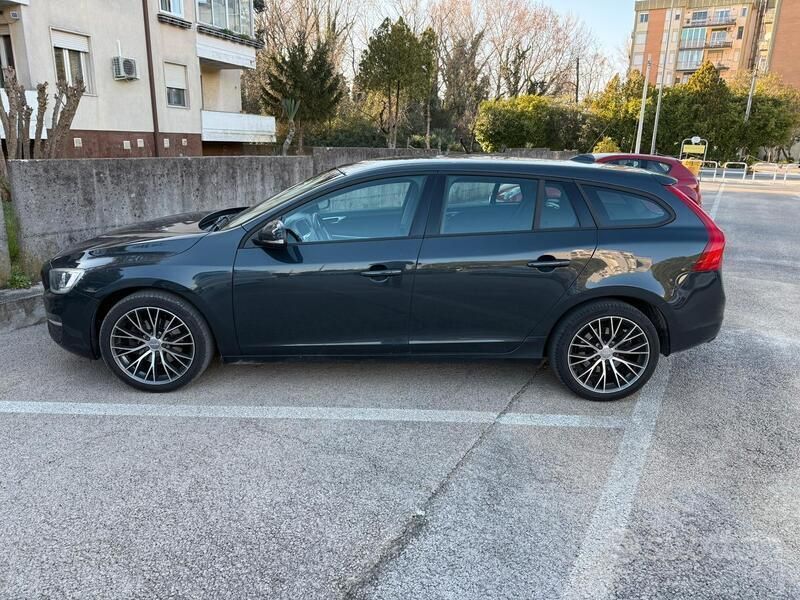 Käytetty Volvo V60 115 HP (84 kW) 2015 Musta Farmari