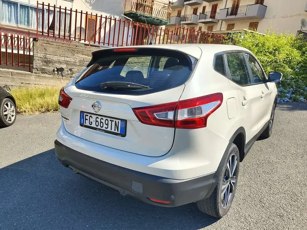 Usata Nissan Qashqai Acenta 110 CV (80 kW) 2016 Bianco SUV