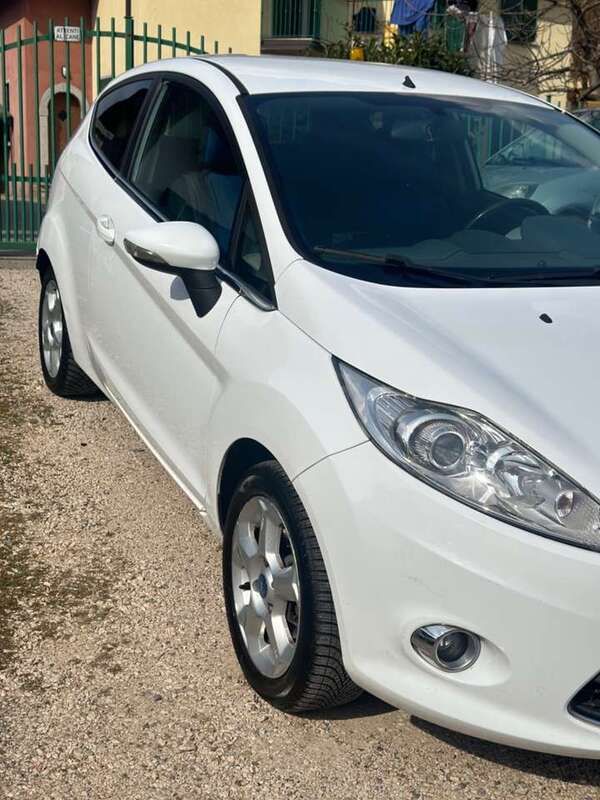 Usata Ford Fiesta Titanium 82 CV (60 kW) 2010 Bianco Utilitaria